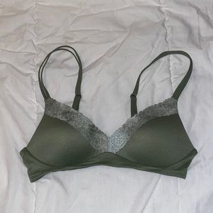 Green Aerie Real Sunnie Wireless Push Up Blossom Lace 34A bra - EUC